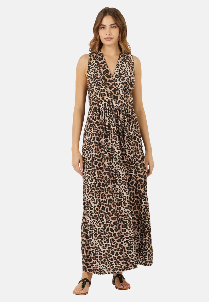 Rochie maxi cu imprimeu de leopard, cu decolteu în V, design fără mâneci și talie strânsă, realizată dintr-un material ușor. Sandalele casual completează look-ul.