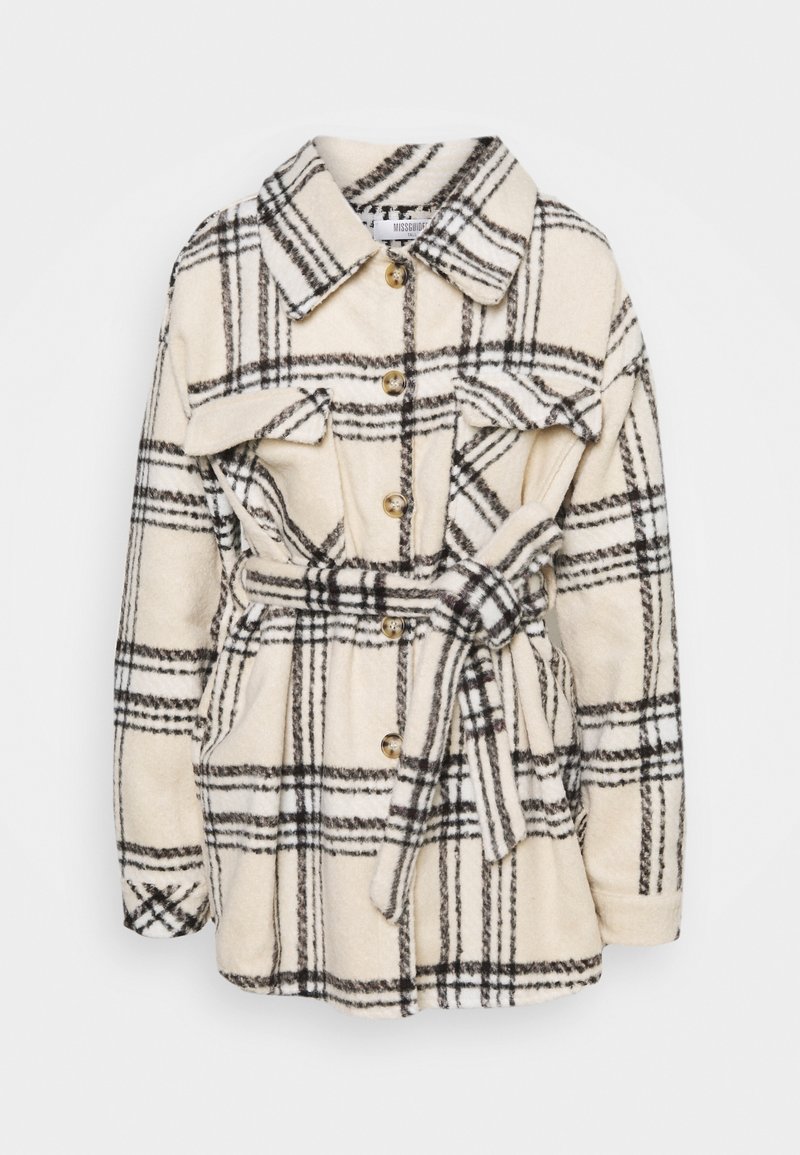 Krémovo-černý kostkovaný sako s páskem, knoflíky, klopovými náprsními kapsami a límečkem, vyrobené z měkké texturované látky.