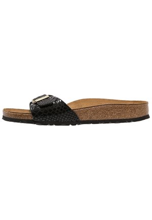 Sandale noire à enfiler avec bride texturée, boucle réglable, semelle intérieure en liège et semelle extérieure en caoutchouc noire, vue de profil.