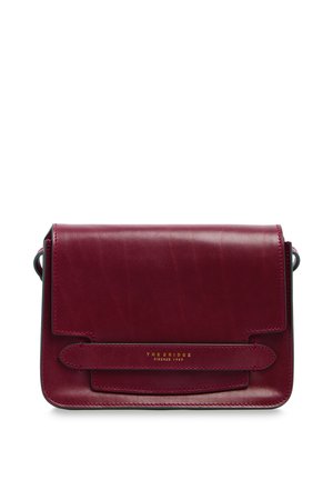 Borsa a tracolla in pelle rosso scuro con chiusura a patta, con una cinghia orizzontale cucita e testo dorato "The Bridge Firenze 1969" sul davanti.