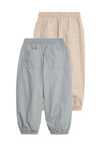 To sæt af kortbukser: et i lys beige og et i lys blå. Begge har elastisk talje og to baglommer.