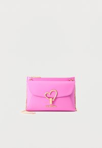 Φωτεινό ροζ clutch Love Moschino με χρυσό κούμπωμα σε σχήμα καρδιάς και λεπτό χρυσό λουράκι αλυσίδας σε λευκό φόντο.
