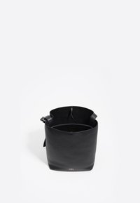 Czarna skórzana torba typu bucket o miękkiej fakturze, z otwartym górnym zamknięciem i dwoma krótkimi uchwytami. Charakteryzuje się minimalistycznym stylem bez widocznych elementów metalowych.