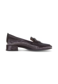 Burgunderfarbene Lackleder-Slipper mit spitzem Zehenbereich, texturiertem Obermaterial und niedrigem Blockabsatz. Mit einem dekorativen Riemen an der Vorderseite.