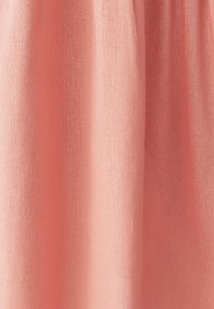 Lys koralfarvet stof med en glat tekstur, let rynket, der viser en blød fald og jævn farve hele vejen igennem.