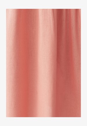 Světlý korálový materiál s hladkou strukturou, mírně zmačkaný, který vykazuje jemné faldy a jednotnou barvu po celé ploše.