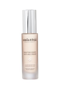 Transparente Glasflasche mit beiger Creme und silberner Pumpkappe. Das Etikett lautet "Nacht-Regeneration Anti-Aging-Creme" und hat ein minimalistisches Design.