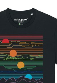 Schwarzes Baumwoll-T-Shirt mit einem bunten Grafikdesign von geschichteten Landschaften und Sonnen in roten, orangefarbenen, gelben, grünen, blauen und lila Linien.