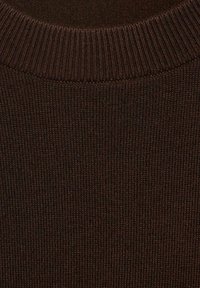 Un tissu de pull en tricot brun foncé avec une texture côtelée et un col rond. Le matériau semble doux et étroitement tissé.
