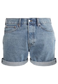Pantalones cortos de mezclilla azul con dobladillos enrollados, cierre frontal de botón y cremallera, trabillas para cinturón y bolsillos delanteros y traseros.
