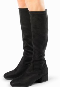 Zwarte kniehoge laarzen van zachte suede met een blokhak, met een gladde textuur en een aansluitend ontwerp zonder zichtbare sluitingen.