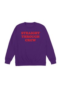 Fialový svetr s kulatým výstřihem s tučným červeným textem, který říká "STRAIGHT THROUGH CREW" v výrazném, blokovém písmu.