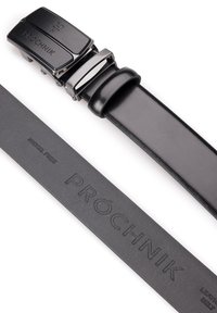 Czarny skórzany pasek z błyszczącą metalową klamrą z wygrawerowanym logo. Gładka tekstura, płaski design i szczegóły bez niklu.