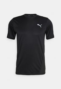 Camiseta atlética negra de manga corta hecha de un tejido suave y ligero. Presenta un logotipo plateado reflectante de Puma en el lado izquierdo del pecho.
