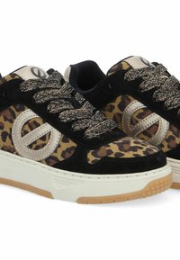 Leopardenmuster-Sneaker mit schwarzem Wildleder, metallischen Akzenten und strukturierten Schnürsenkeln. Dicke weiße Sohle mit Gummiboden. Zwei kreisförmige Logos.