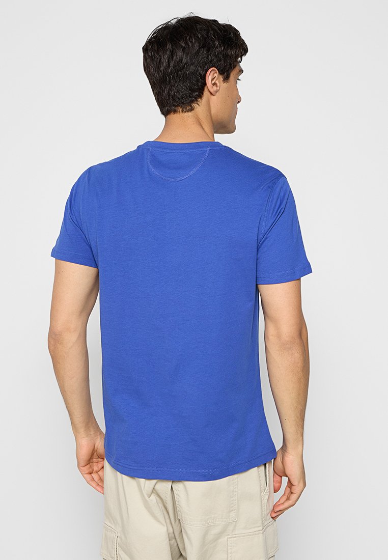 Rückansicht eines blauen Baumwoll-T-Shirts mit kurzen Ärmeln, runder Ausschnitt und glatter Textur. Hat ein schlichtes Design ohne Muster.
