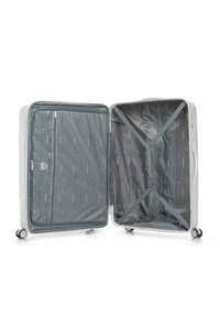 Maleta rígida blanca, con un interior gris que cuenta con un bolsillo de malla con cremallera y correas cruzadas para asegurar los objetos. Ruedas de rodaje suave.