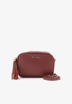 Mała bordowa skórzana torba na ramię z złotymi elementami, zamknięcie na zamek błyskawiczny oraz dekoracyjna frędzel. Posiada regulowany pasek dla większej wygody.