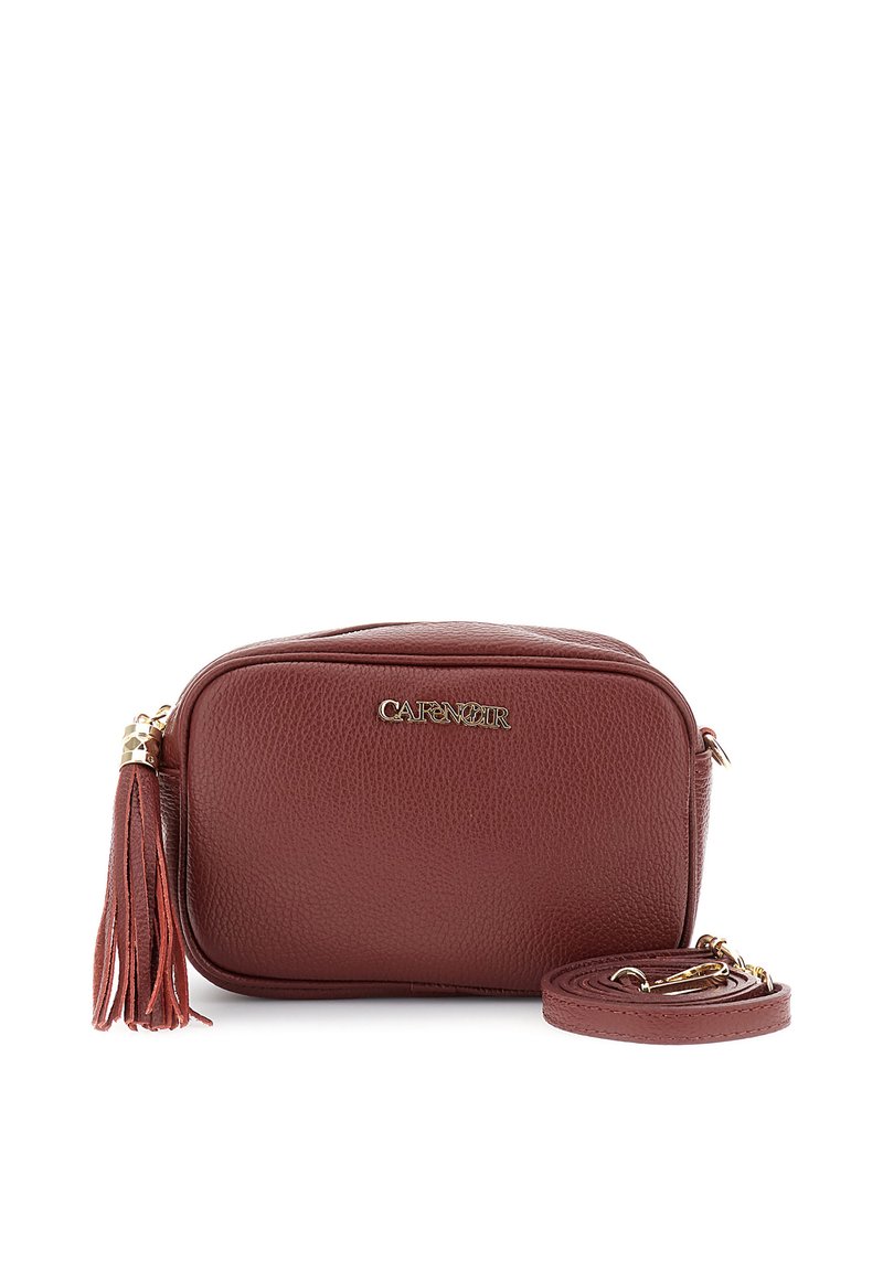 Pequeño bolso cruzado de cuero color burdeos con herrajes dorados, cierre de cremallera y un borlas decorativa. Presenta una correa ajustable para mayor comodidad.