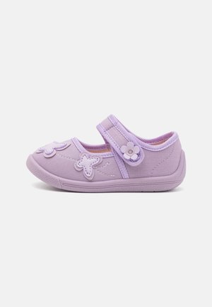 Violetti kangasta kengät kukkakoristeilla, säädettävä hihna, pyöreä kärki, teksturoitu pohja ja pehmeä sisävuori.