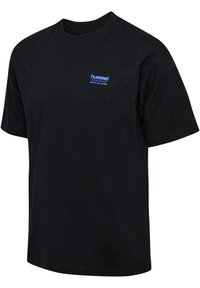 Sort T-shirt med korte ærmer med lille blåt "hummel sportswear Serve the game" logo på den øverste venstre bryst.