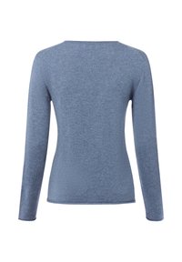Pull en tricot à manches longues de couleur bleu moyen uni, vu de dos, avec un col rond simple et une silhouette ajustée.