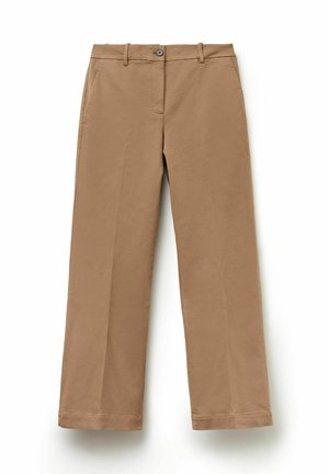 Tan wijdvallende broek gemaakt van zachte stof, met een knoopsluiting, riemlussen en zijzakken, met een gladde textuur en strakke lijnen.