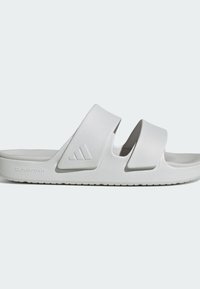 Valkoiset liukusandaalit, joissa on kaksi leveää hihnaa, valmistettu synteettisestä materiaalista. Niissä on teksturoitu pinta ja Cloudfoam-brändäys pohjassa.