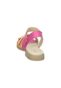 Rückansicht eines offenen Sandals mit rosa Riemen, einer beigen Sohle und einem strukturierten, gewebten Design in Orangetönen und Gold.