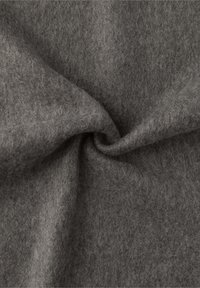Tissu en feutre gris, texture douce, épaisseur moyenne, légèrement froissé montrant un mélange de fibres claires et sombres, avec une finition lisse.