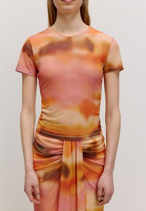 HAUKE - T-shirt print - orange