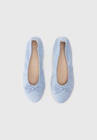 Μπλε σουέτ μπαλαρίνες με στρογγυλή μύτη και διακοσμητική κορδέλα μπροστά. Μαλακή υφή με εύκαμπτη σόλα και απλό, κομψό σχέδιο.