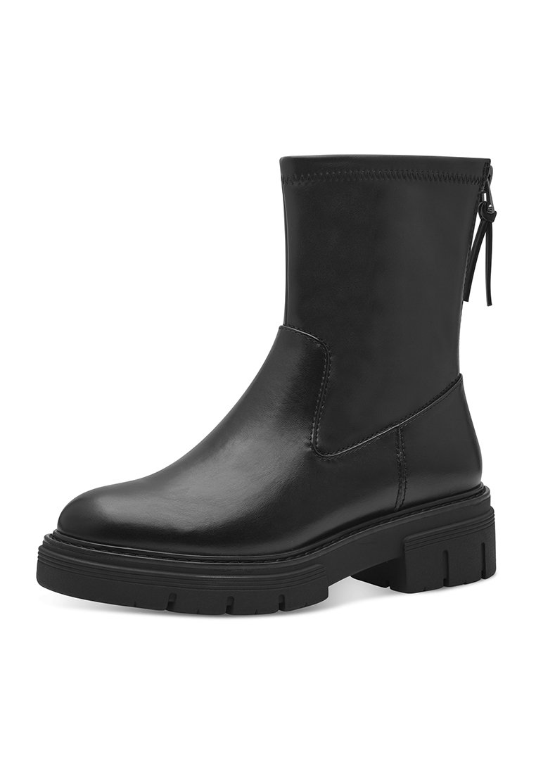 Botas de tobillo de cuero negro con un acabado suave, punta redondeada, panel elástico lateral y una suela de goma gruesa con un dibujo texturizado.