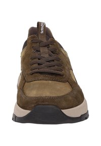 Braune Wildleder-Sneaker mit einer strukturierten Oberseite, verstärkter Zehenpartie und dunklen Schnürsenkeln. Verfügt über eine cremefarbene Zwischensohle und eine schwarze Gummisohle.