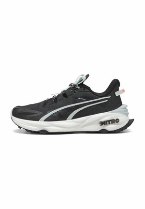 Schwarze Laufschuhe mit einer strukturierten Oberseite, weißer Zwischensohle, hellblauen Akzenten und reflektierenden Details. Mit schwarzen Schnürsenkeln und einem Logo auf der Sohle.
