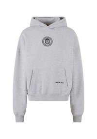 Hanorac gri din bumbac, cu buzunar frontal tip pouch, manșete și tiv ribbed. Are un emblemă rotundă pe piept și text brodat în partea de jos.