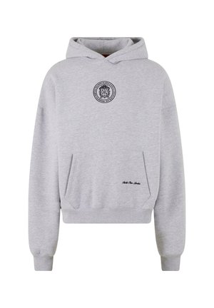 Hanorac gri din bumbac, cu buzunar frontal tip pouch, manșete și tiv ribbed. Are un emblemă rotundă pe piept și text brodat în partea de jos.