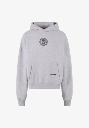 Grijze katoenen hoodie met een voorzak, ribgebreide manchetten en zoom. Heeft een rond embleem op de borst en geborduurde tekst onderaan.