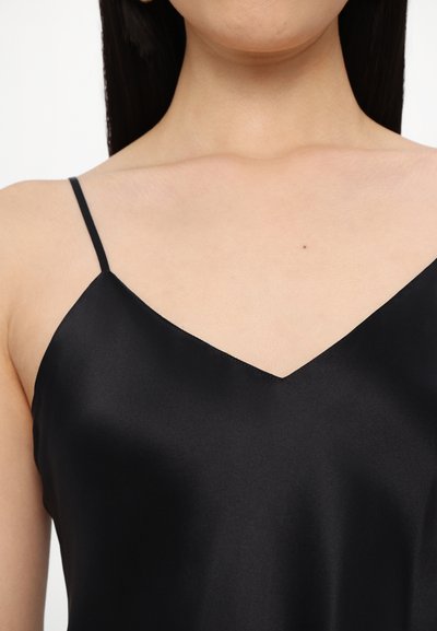 Camisola din mătase neagră cu bretele subțiri și un design în formă de V. Materialul pare neted și strălucitor, având un stil minimalist.