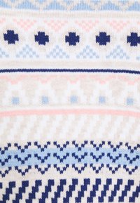 Tejido de punto con patrones geométricos en tonos pastel de rosa, azul y marino sobre un fondo crema, con texturas y bloques de color variados.