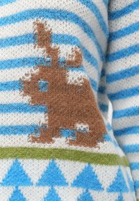 Sweter dziany w poziome niebiesko-białe paski, z brązowym wzorem królika i zielonymi trójkątnymi akcentami przy dole.