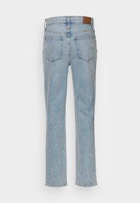 Jeans de ganga azul claro com um design de perna direita, cinco bolsos e um patch de couro na parte de trás. Apresenta um acabamento limpo e costuras mínimas.