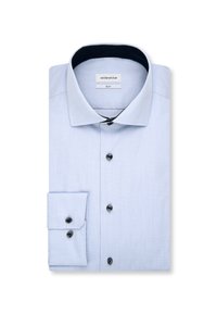 Lyseblå skjorte med smal pasform, sorte knapper og en mørk indvendig krave, pænt foldet med en knappet manchet.