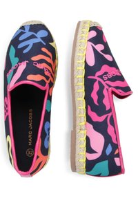 Buty w stylu espadryli z granatowej tkaniny pokrytej kolorowymi wzorami kwiatowymi, różowymi akcentami oraz plecioną juty podeszwą z żółtymi przeszyciami.
