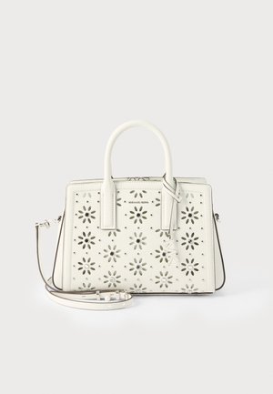 Valkoinen nahkainen käsilaukku, jossa on kukkakuviolliset leikkaukset, kaksinkertaiset kahvat, irrotettava olkahihna ja pieni roikkuva koru, merkiltä Michael Kors.