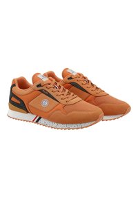 Oranga sneakers med överdel i nät och mocka, med en svart rand, logodetalj och en vit fläckig sula. Snörning, vadderad tunga.