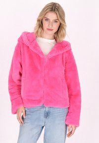 Růžová bunda s kapucí z umělé kožešiny. Má přední zip, velké kapsy a uvolněný střih s širokými rukávy. Měkká textura, bez vzorů.