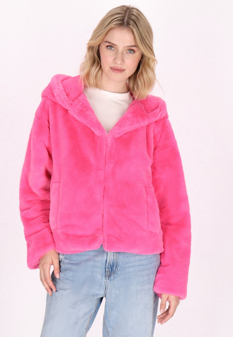Růžová bunda s kapucí z umělé kožešiny. Má přední zip, velké kapsy a uvolněný střih s širokými rukávy. Měkká textura, bez vzorů.