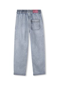 Jeans en denim bleu clair avec une ceinture élastique, une poche arrière unique et des ourlets roulés. Texture lisse avec une finition délavée.