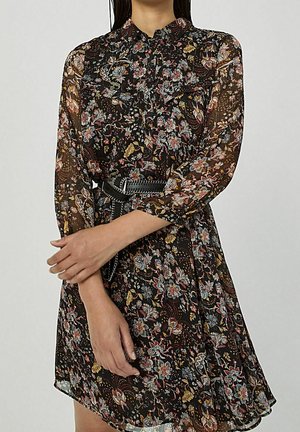 Czarna sukienka w kwiaty z długimi rękawami, falbanianym kołnierzem i dopasowaną talią podkreśloną teksturowanym paskiem. Ozdobiona kolorowymi kwiatowymi wzorami.